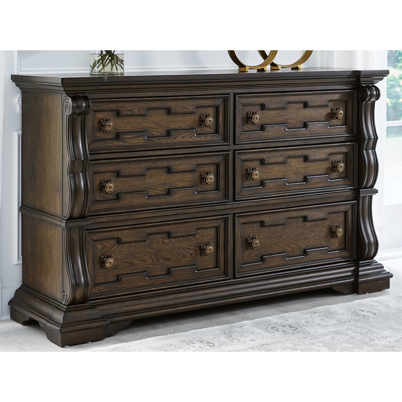 Maylee Dresser