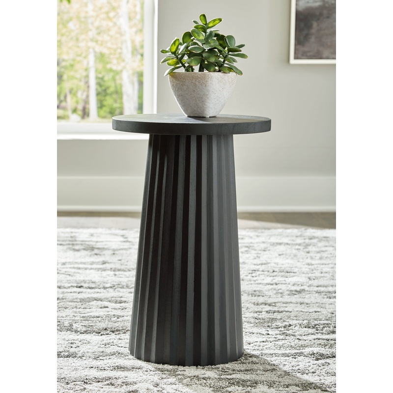 Ashley Express – Ceilby Accent Table