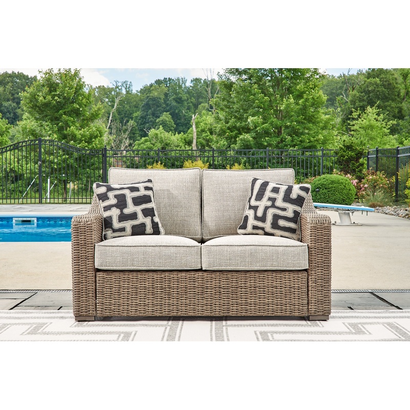 Beachcroft Loveseat w/Cushion